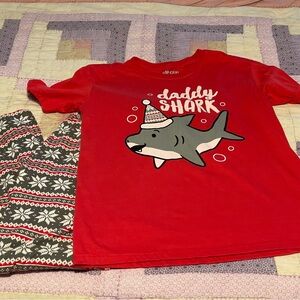 NapChat Christmas “Daddy Shark” pajama 2 piece set, men’s medium